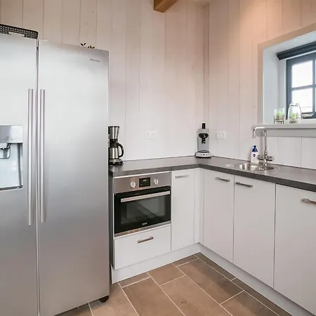 Near Beaches, Cleaning Included בית נופש *